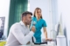 Hombre adulto realizando una prueba de espirometría para evaluar la función pulmonar y diagnosticar asma.