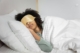 Paciente con alergias durmiendo tranquilamente gracias al tratamiento de Allergy and Asthma Associates of Florida.