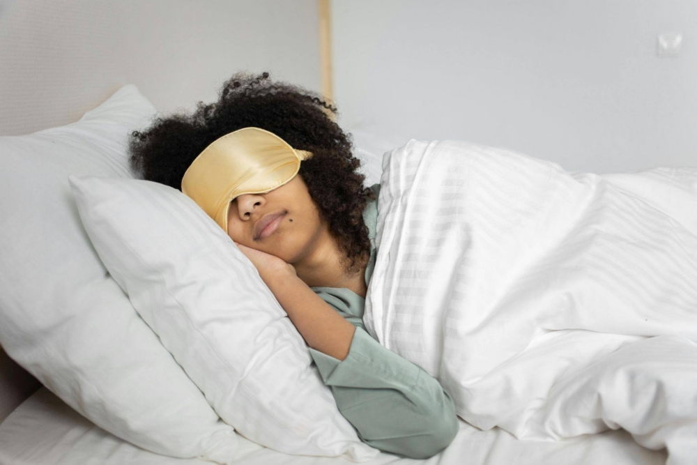 Paciente con alergias durmiendo tranquilamente gracias al tratamiento de Allergy and Asthma Associates of Florida.